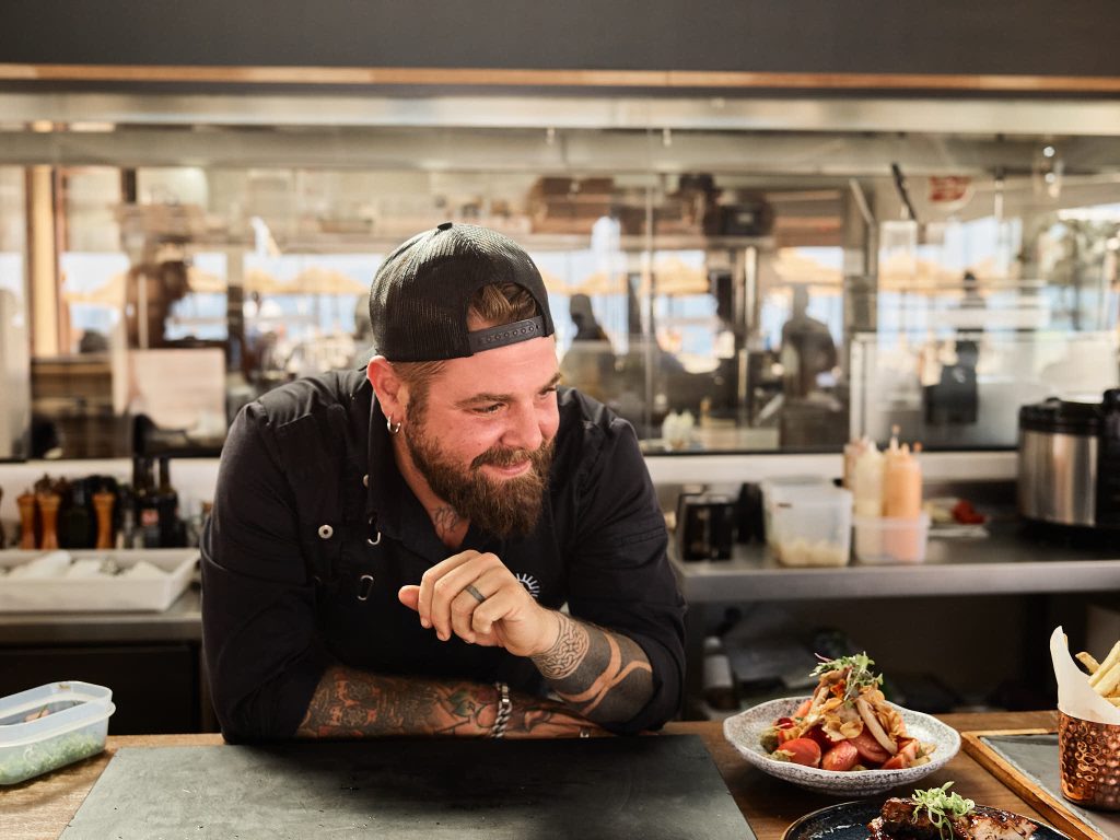 Chef Esteban Tenorio en la cocina de La Plage