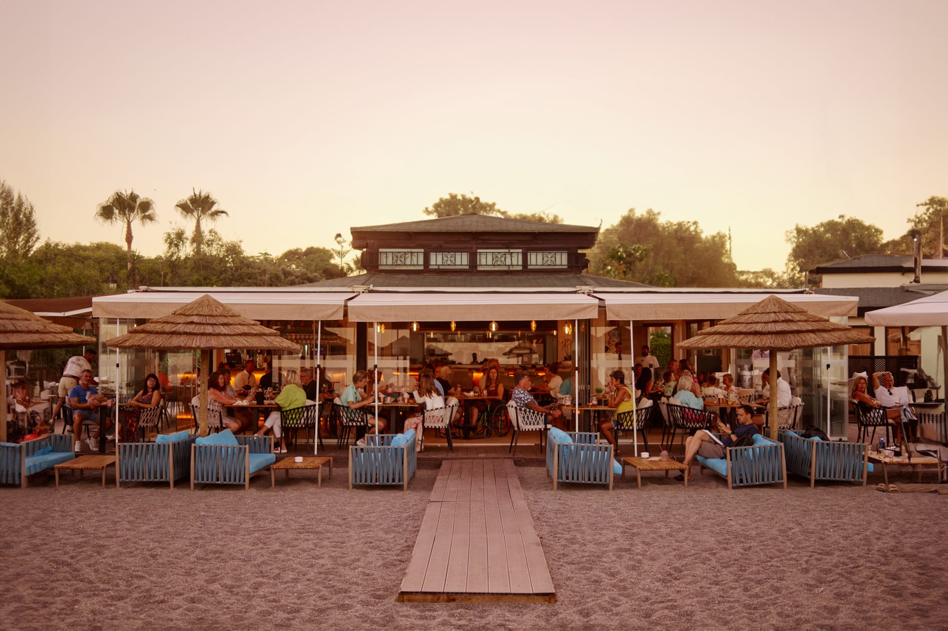 La Plage Romeo Beach Club al atardecer en Manilva