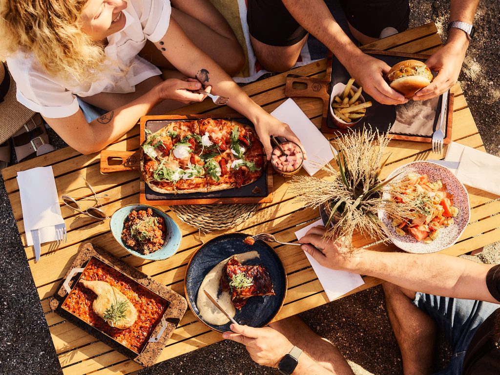Mesa con platos para compartir